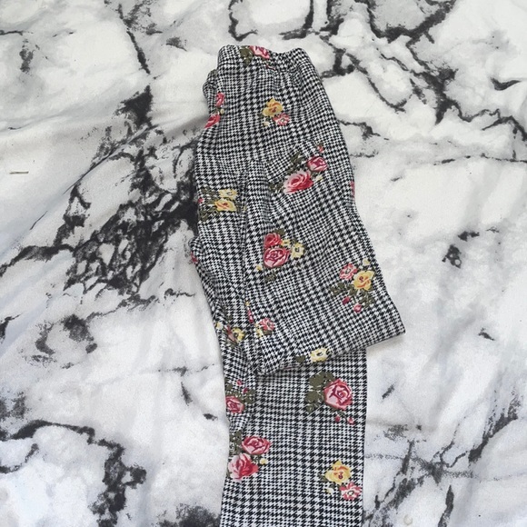 Black/white leggings with flower print. - Picture 1 of 4